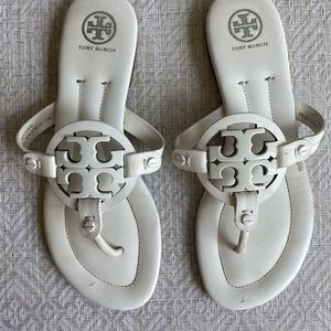 Tory Burch White Sandals 7.5 logo excellent condition flip flops